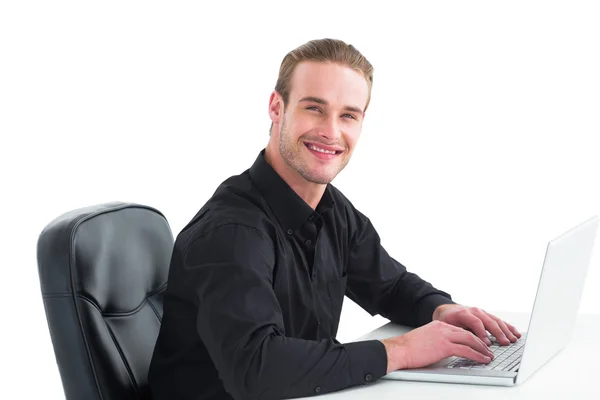 Χαμογελώντας επιχειρηματίας χρησιμοποιώντας φορητό υπολογιστή στο γραφείο — Φωτογραφία Αρχείου