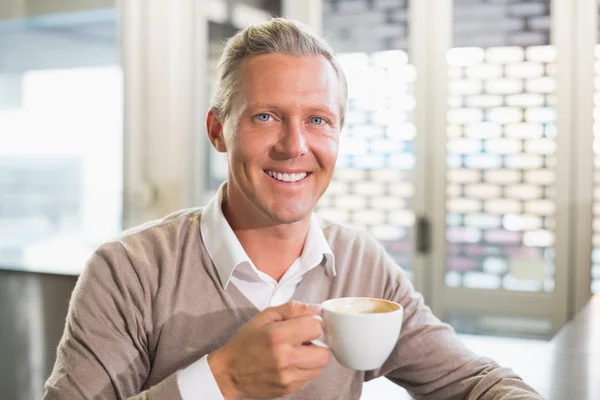 Bell'uomo che prende un caffè — Foto Stock