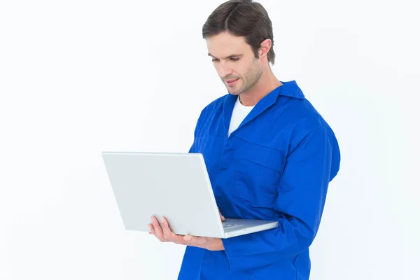 Mechanic met behulp van laptop — Stockfoto