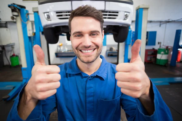 Mecánico sonriendo a la cámara — Foto de Stock