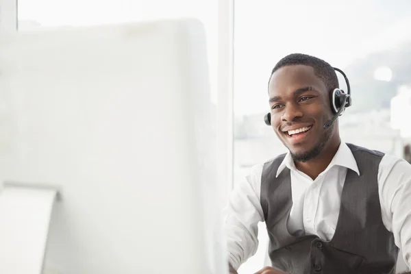 Χαμογελώντας επιχειρηματίας με ακουστικό αλληλεπιδρά — Φωτογραφία Αρχείου