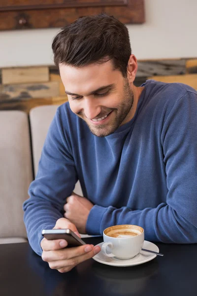 Junger Mann benutzt sein Smartphone — Stockfoto