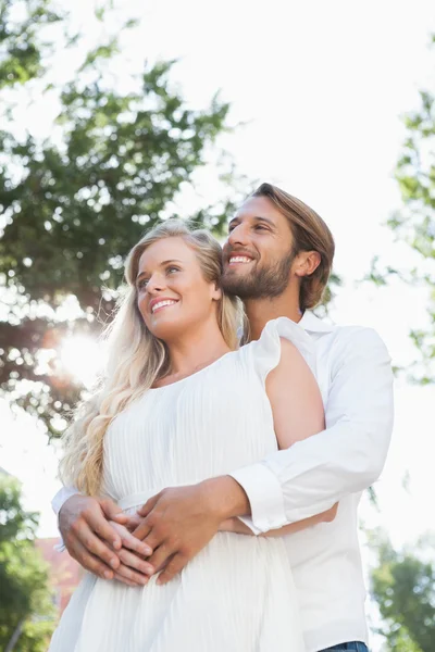 Leuk paar knuffelen en glimlachen — Stockfoto