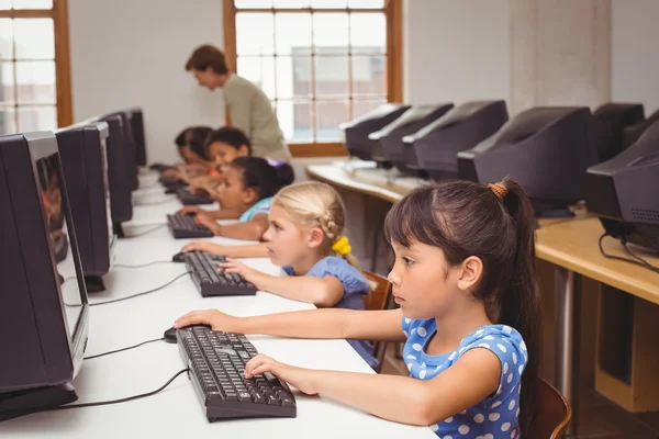 Roztomilý žáků v počítačové učebně s učitelem — Stock fotografie