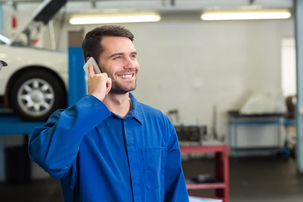 Uśmiechający się mechanik na telefon — Zdjęcie stockowe