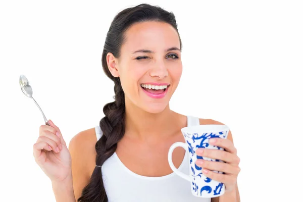 Morena tendo xícara de chá — Fotografia de Stock