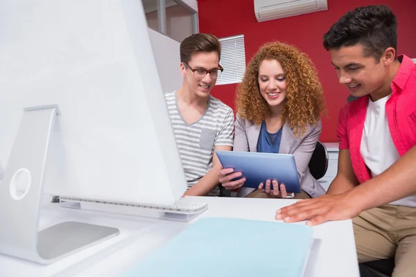 Estudiante alegre trabajando en la tableta PC juntos — Foto de Stock