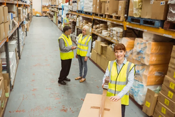 Magazijn werknemer afdichten van kartonnen dozen voor verzending — Stockfoto