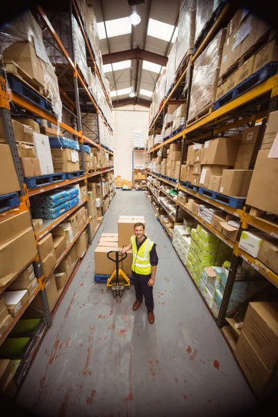 Trabajador con carro de cajas — Foto de Stock