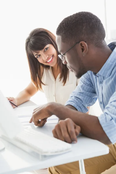 Mensen uit het bedrijfsleven werken over document — Stockfoto