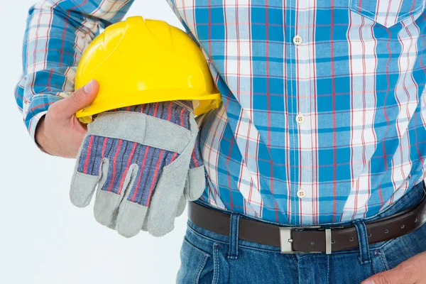 Trabajador de la construcción sosteniendo sombrero duro y guantes — Foto de Stock