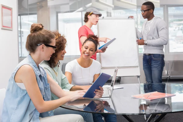 Estudiantes de moda trabajando en equipo —  Fotos de Stock