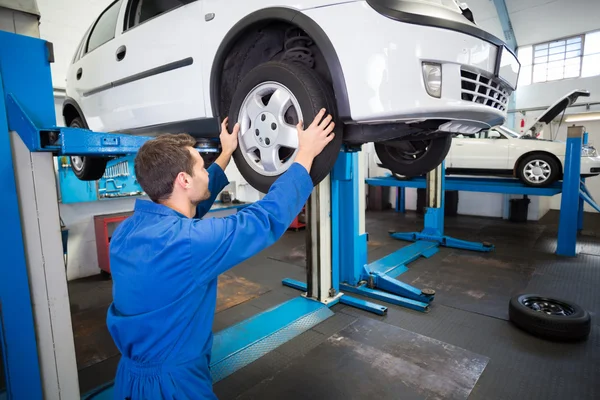 Mechanic aanpassen van de band-wiel — Stockfoto