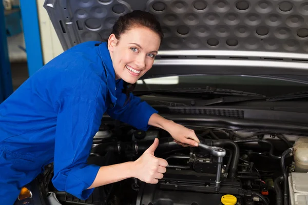 Mechanic smiling at the camera — Stock Photo, Image