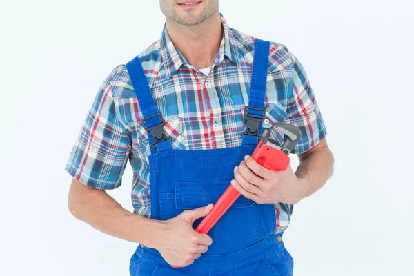 Klempner hält Affenschlüssel in der Hand — Stockfoto