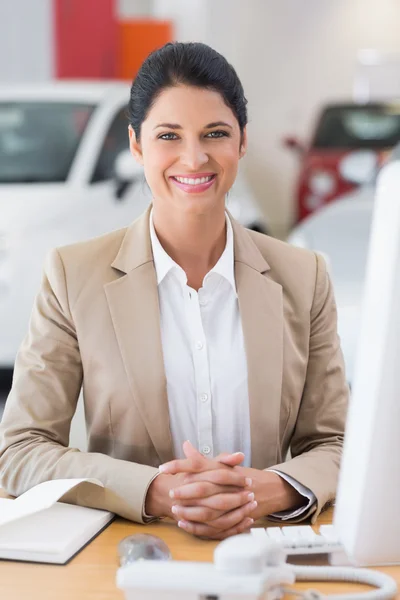 Femme d'affaires travaillant à son bureau — Photo