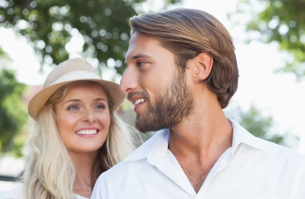 Bonito casal de pé e sorrindo — Fotografia de Stock