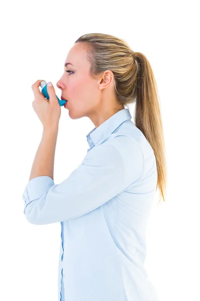 Ξανθιά χρησιμοποιώντας μια συσκευή εισπνοών άσθμα — Φωτογραφία Αρχείου
