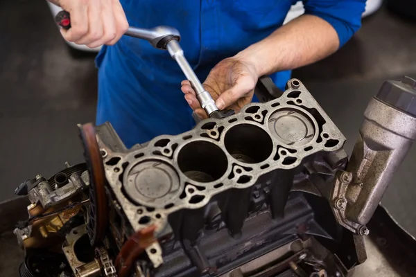 Mecánico trabajando en un motor — Foto de Stock