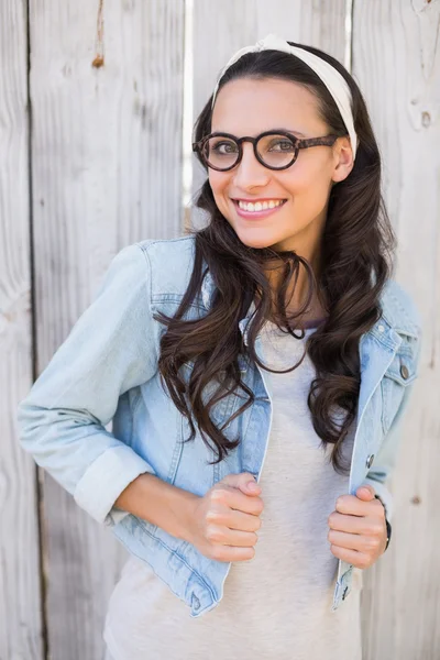 Muito hipster sorrindo para a câmera — Fotografia de Stock