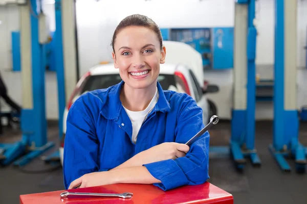 Mechanik uśmiechając się do kamery — Zdjęcie stockowe