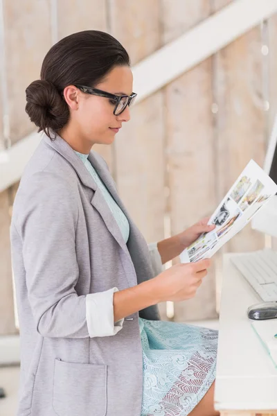 Stijlvolle brunette werken vanuit huis — Stockfoto