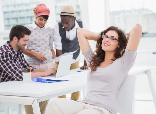 Entspannte Geschäftsfrau sitzt — Stockfoto