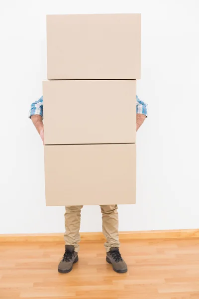 Homem carregando pilha de caixas de papelão em movimento — Fotografia de Stock