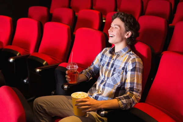 Jeune homme regardant un film — Photo