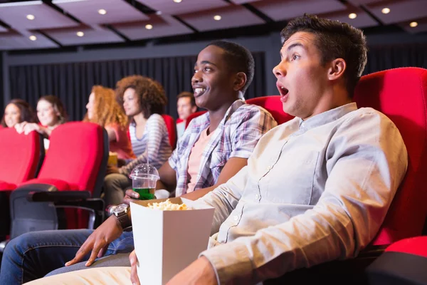 Jong koppel kijken naar een film — Stockfoto