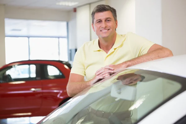 Cliente sorridente inclinado no carro — Fotografia de Stock