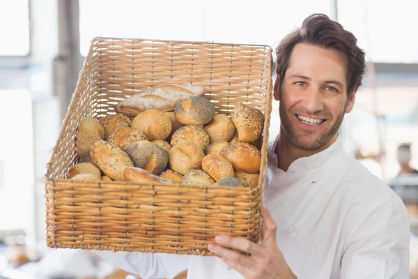 Baker mostrando cesta de pão — Fotografia de Stock