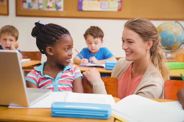 Netter Schüler mit Lehrer am Computer — Stockfoto