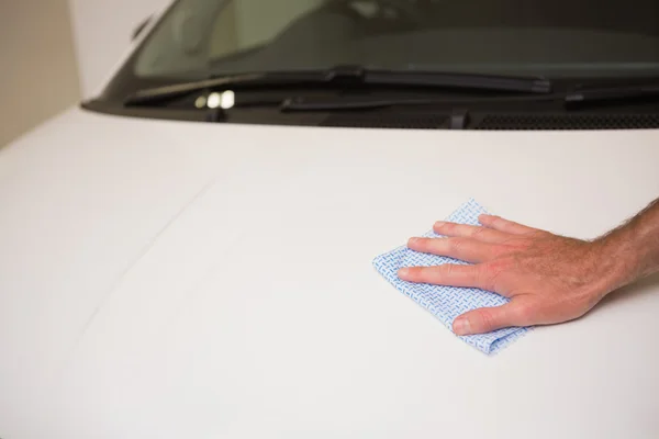 Primer plano del hombre limpiando su coche — Foto de Stock