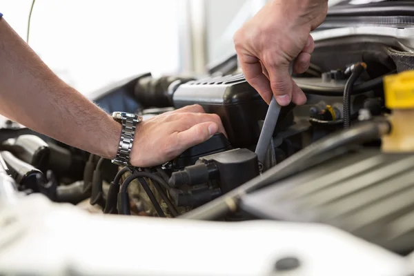 Mechanik pracuje na motoru — Stock fotografie