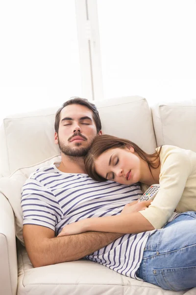 Linda pareja durmiendo en el sofá —  Fotos de Stock