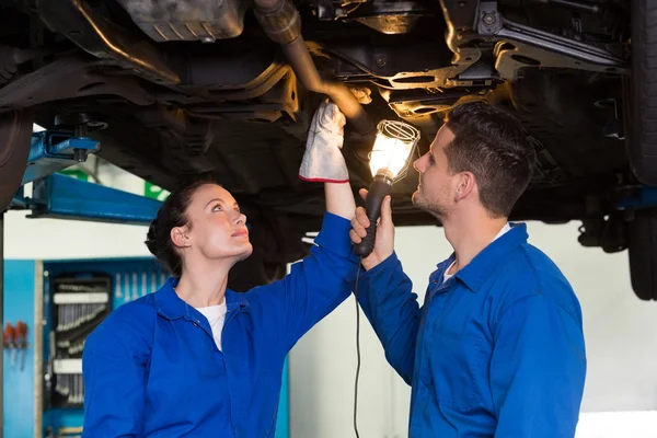 Equipo de mecánicos trabajando juntos — Foto de Stock