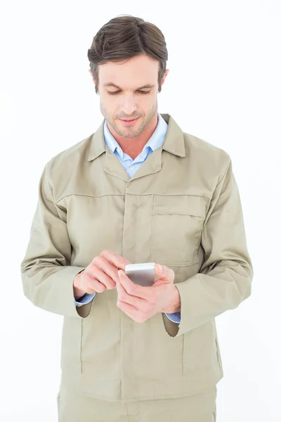 Uomo di consegna utilizzando smart phone — Foto Stock