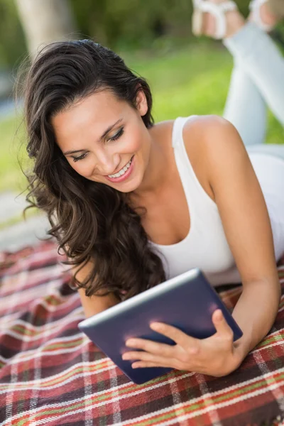 Pretty brunette using tablet pc — Stock Photo, Image