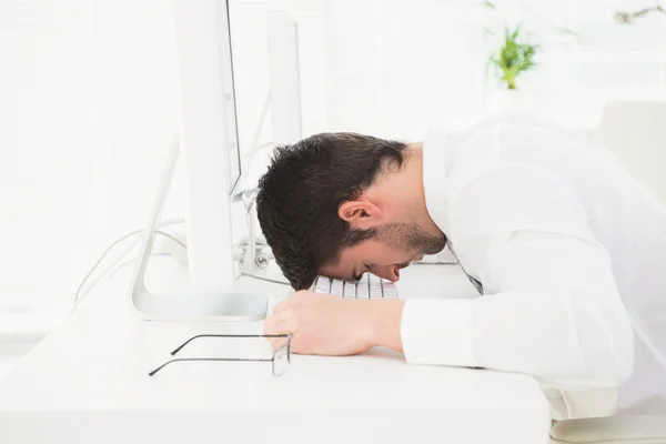 Wyczerpany biznesmen drzemiący na klawiaturze — Zdjęcie stockowe