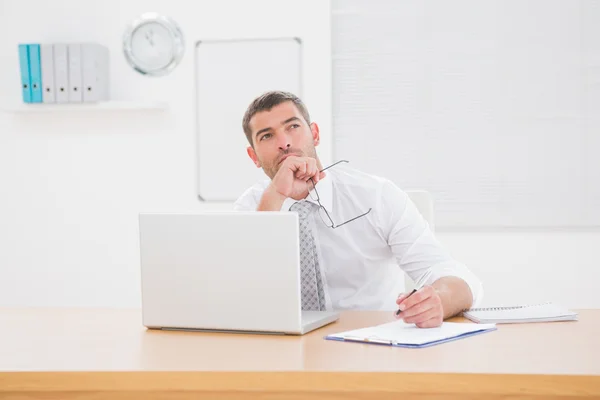 Worried businessman writing on is notepad — Stock Photo, Image