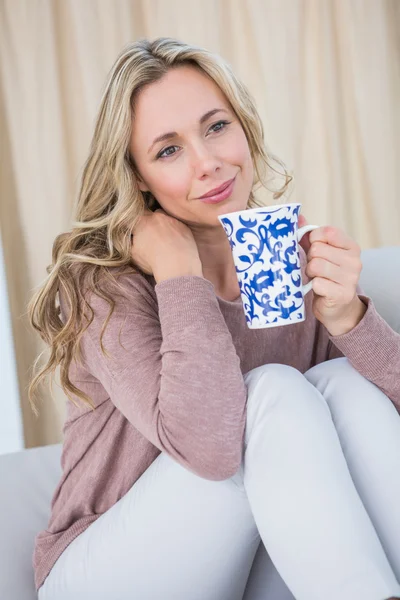 Thoughtful blonde holding cup of coffee — Stock Photo, Image