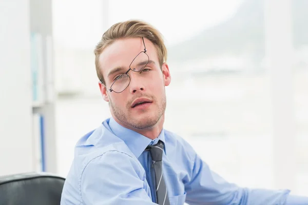Втомився бізнесмен в окулярах прокидається — стокове фото