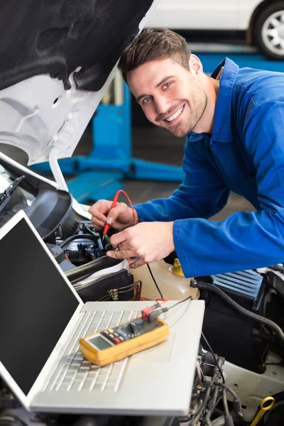 Mechanic using laptop on car — Stock Photo, Image