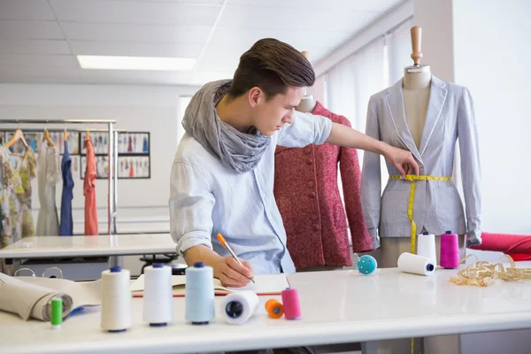 Estudiante de moda tomando notas y midiendo — Foto de Stock