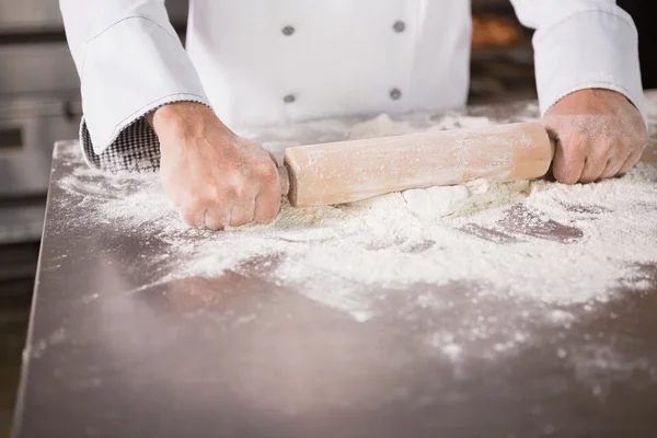 Baker utilisant un rouleau à pâtisserie — Photo