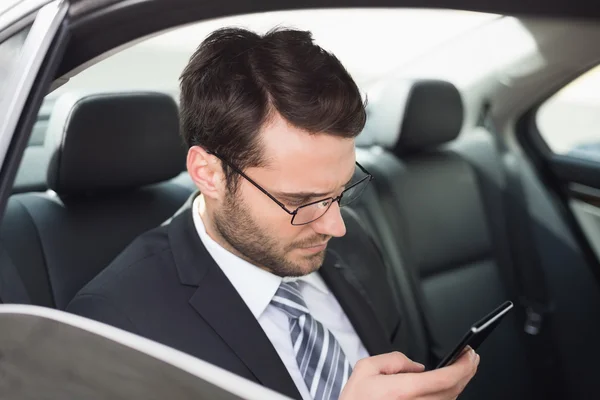 Jonge zakenman aan de telefoon — Stockfoto