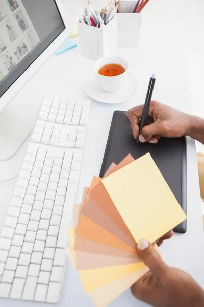 Diseñador trabajando con digitalizador y rueda de colores — Foto de Stock