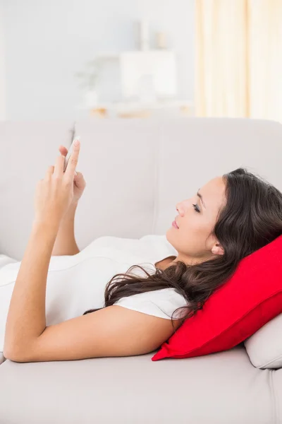 Brunette relaxing on the couch — Stock Photo, Image