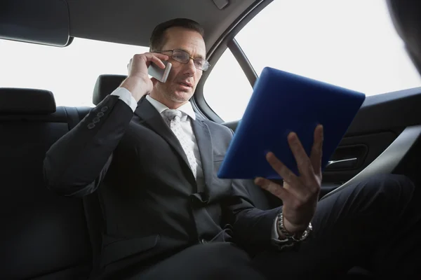 Geschäftsmann am Telefon mit Tablet-PC — Stockfoto